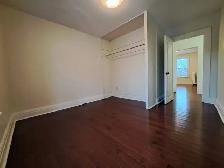 Beautiful 4-BR   Loft Upper Unit - Fully Renovated (Oshawa) - Photo 6