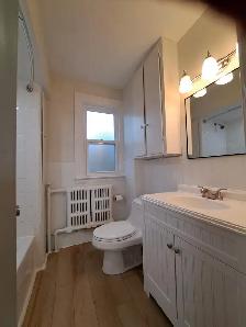 Beautiful 4-BR   Loft Upper Unit - Fully Renovated (Oshawa) - Photo 8