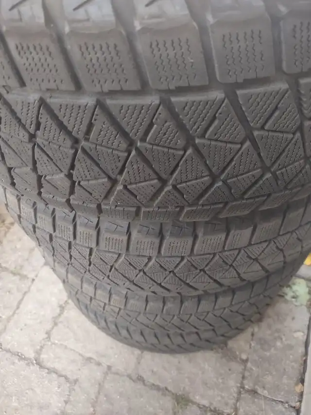 4 pneus hiver Bridgestone Blizzak 235-55R20 excellent état