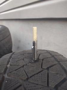 4 pneus hiver Bridgestone Blizzak 235-55R20 excellent état - Photo 9