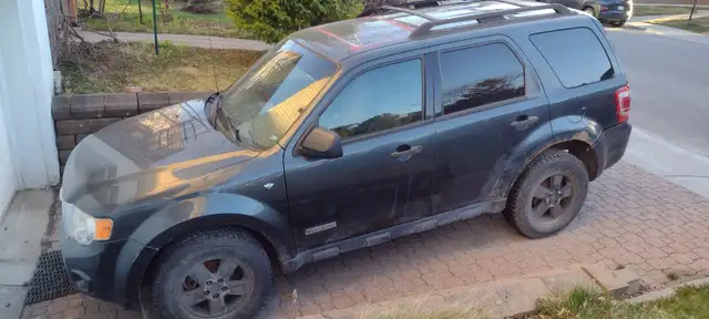 Voiture Ford à vendre en entier ou par pièce