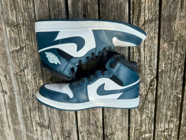 Air Jordan 1 Mid 'Armory Navy' (554724-411) - Men's Size 10