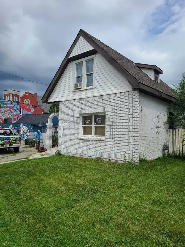 CLEAN ROOM ALL INCLUSIVE SHARED ACCOMMODATIONS MOVE IN ASAP