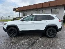 2019 JEEP CHEROKEE TRAILHAWK | 4WD | 1 OWNER | CLEAN CARFAX - Photo 3