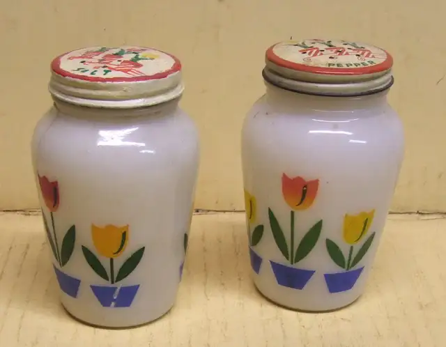 `SALIERE ET POIVRIERE TULIP MILK GLASS