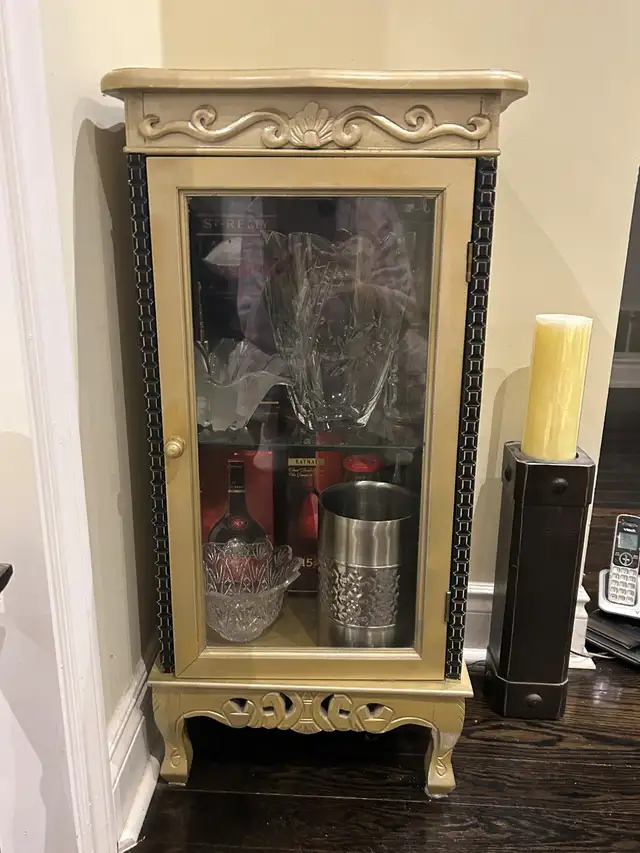 Cabinet in Gold