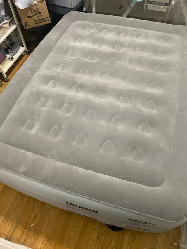 Air mattress with pump