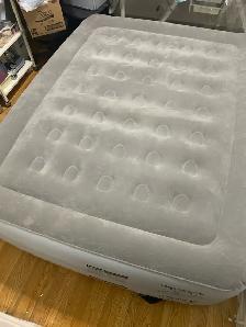 Air mattress with pump