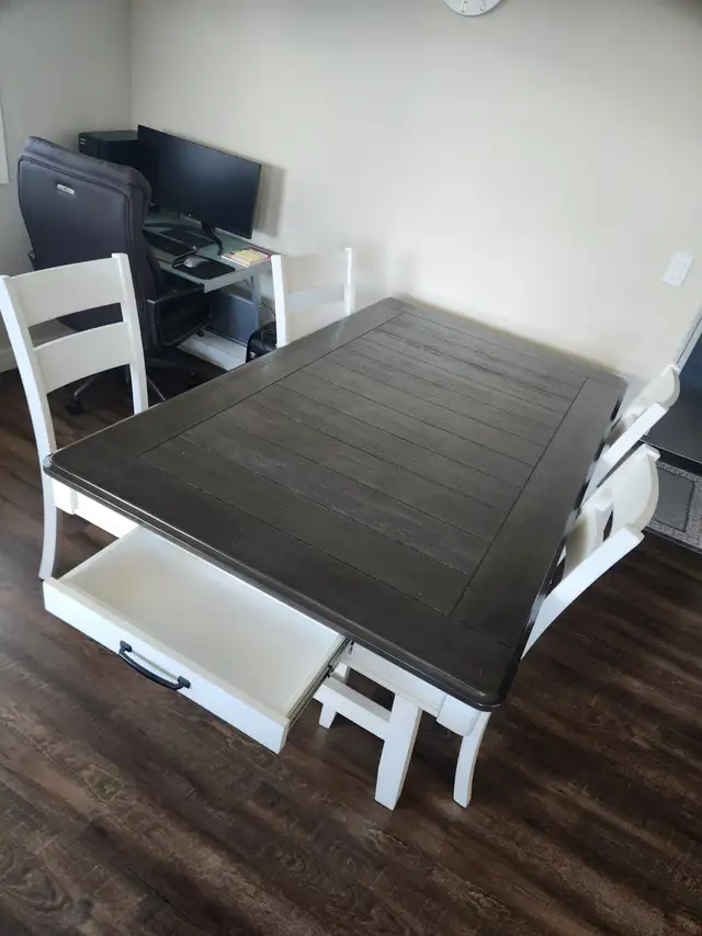 Kitchen table- 4 chairs and a bench cash only