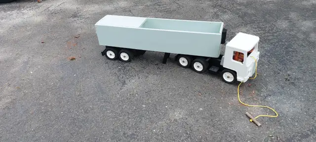 Kids pullalong 18 wheel truck.