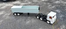 Kids pullalong 18 wheel truck. - Photo 3