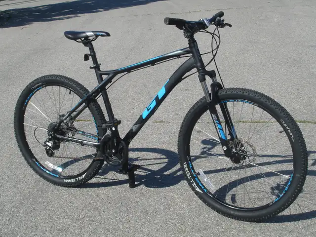 ALMOST NEW 27.5' GT AGGRESSOR 21 SPD, DISC BRAKES & SUSPENSION!