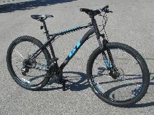 ALMOST NEW 27.5' GT AGGRESSOR 21 SPD, DISC BRAKES & SUSPENSION!
