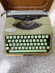 Hermes Rocket TypeWriter with case Circa 1957 - Photo 2