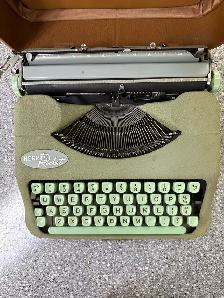 Hermes Rocket TypeWriter with case Circa 1957 - Photo 4