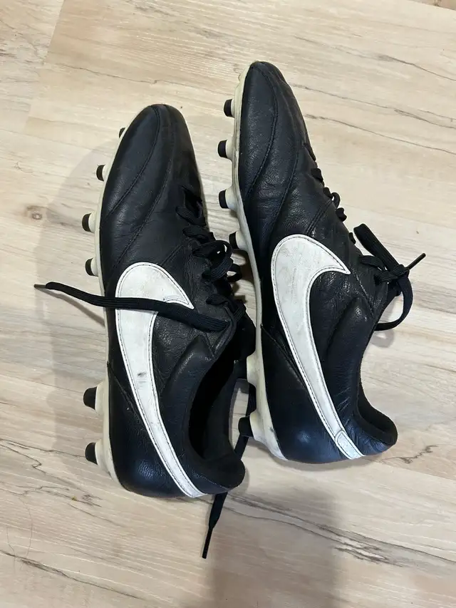 Nike Soccer Cleats US Size 7