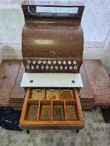 Old Cash Register - Photo 2
