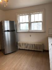 1 bedroom on main level, large backyard, parking and laundry - Photo 8