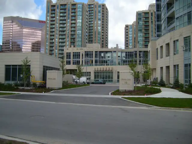 YONGE-FINCH 1-bedroom Mona Lisa Luxury Condo,TTC Subway at door