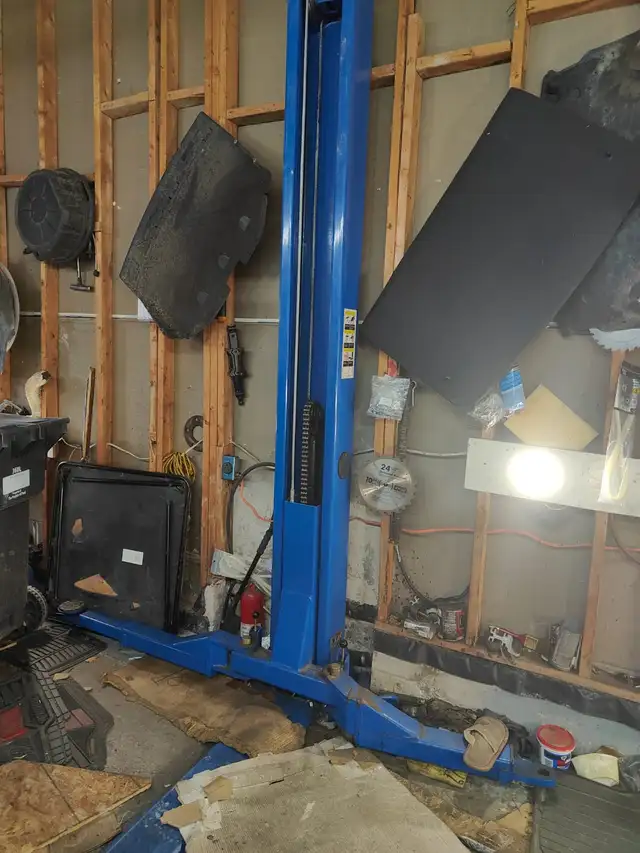 Moving Sale - 2 Post Hoist