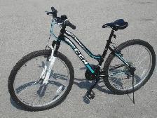 LADIES LIKE NEW 26' CCM HARDLINE TRAIL 21SPD WITH SUSPENSION!