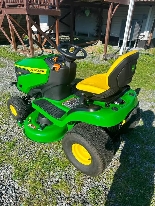 S220 Model John Deere 42 inch cut Lawn Tractor
