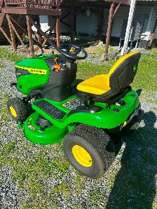 S220 Model John Deere 42 inch cut Lawn Tractor