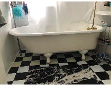 Clawfoot tub with faucet - Photo 3
