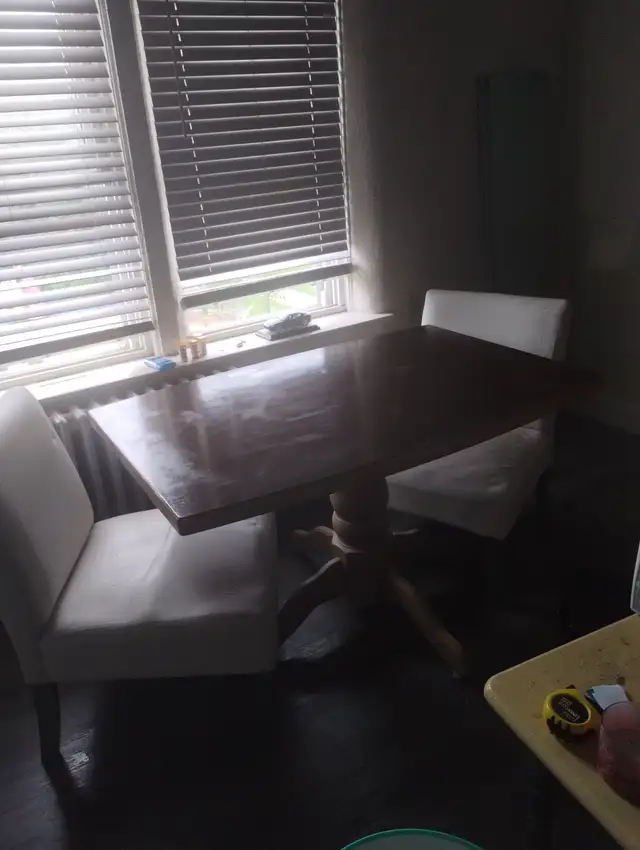 Beautiful dinette set w/ comfortable chairs