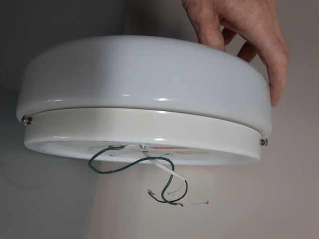 PLAFONNIER EN VERRE BLANC, 11'DIAMÈTRE AMPOULES AU DEL: $20.00