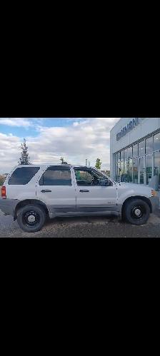 2001 Ford Escape - Photo 2