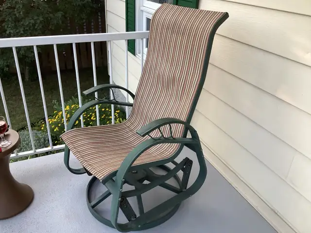 chaise berçante d’extérieur pivotante $180.00