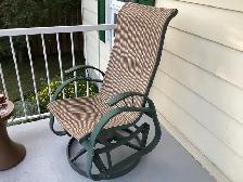 chaise berçante d’extérieur pivotante $180.00