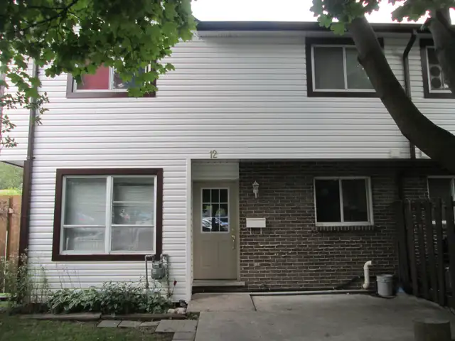 3 Bedroom Townhouse, Utilities Inclusive, Parking , $2400