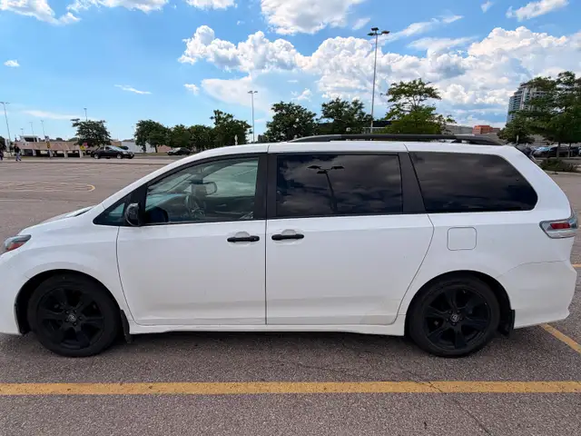2020 TOYOTA SIENNA SE  8 PASSENGER/ LEATHER/ CAMERA