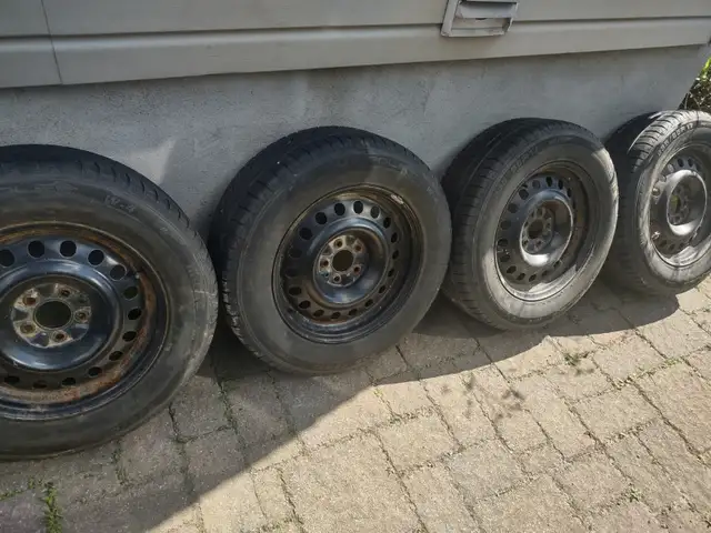 235-65R17x4 pneus Hiver Momo sur jantes Kia Sorento 2017.