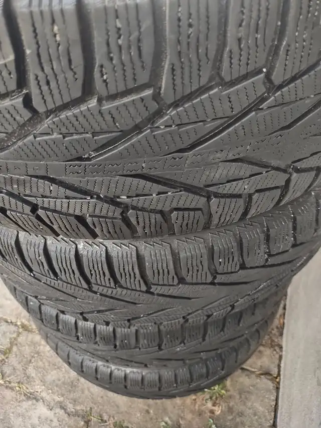 4 pneus hiver Nokian Hakkapeliitta 245-65R17 excellent état.