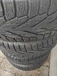 4 pneus hiver Nokian Hakkapeliitta 245-65R17 excellent état.