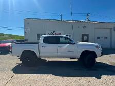 2018 Toyota Tacoma Limited - Photo 2