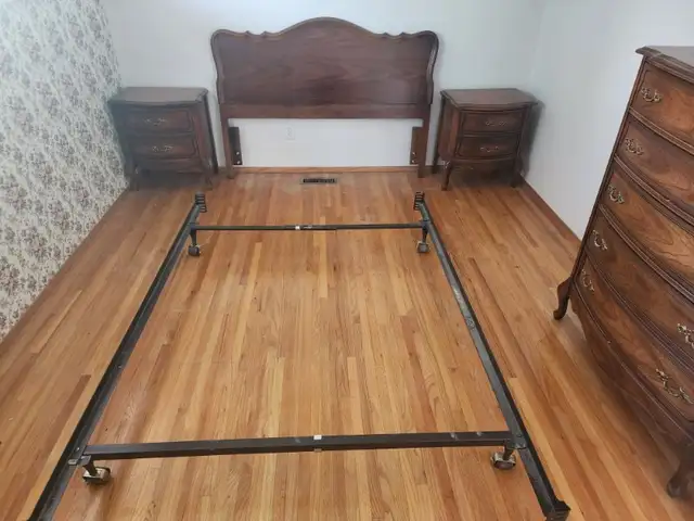SOLID WOOD QUEEN BEDROOM SET – ESTATE SALE FIND 250 0b0