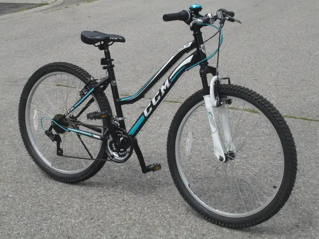 BARELY USED FEMALE 26' CCM HARDLINE TRAIL 21SPD WITH SUSPENSION!