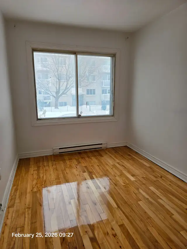 Bright & Spacious 5 1/2 third Floor – Chomedey Laval – Available