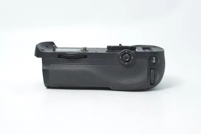 Nikon MB-D12 Multi Power Battery Pack ID 3114