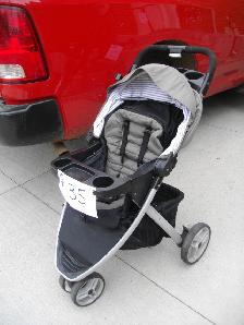 3 WHEEL FOLDING STROLLER IN LIKE NEW CONDITION