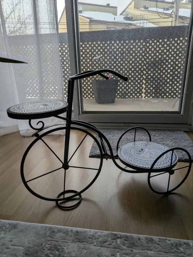 Petit tricycle en fer forgé