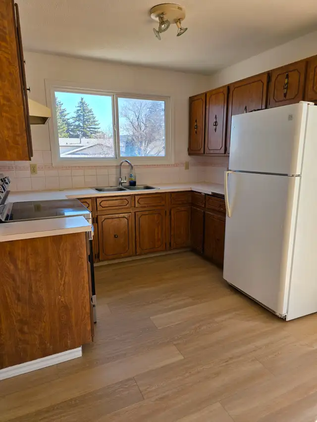 3 bedroom Main Level Whitehorn NE