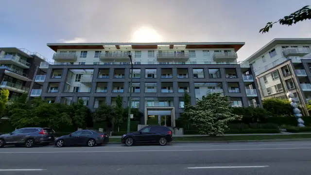 Spacious modern 1 bedroom /Den Suite across from Langara station
