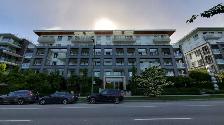 Spacious modern 1 bedroom /Den Suite across from Langara station