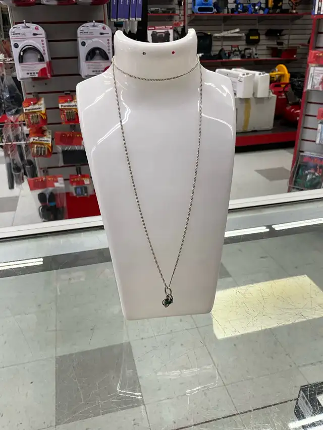 chaîne en argent avec breloque