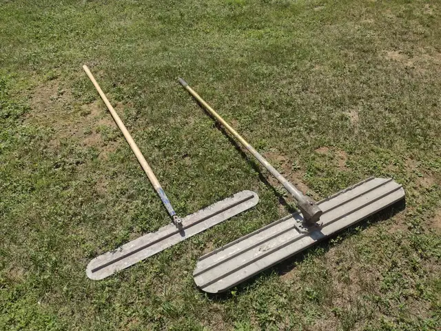 2 truels a manche une de 36'' et une de 48'' en bonne condition.